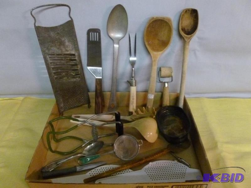 lot 183 image: Large lot of kitchen items that includes some...