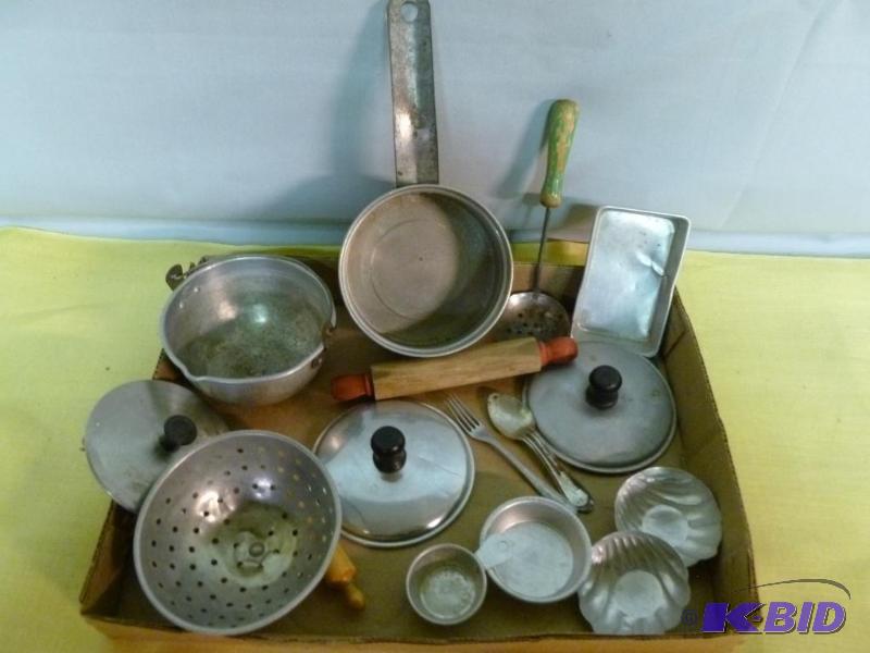 lot 184 image: Large lot of vintage kids play pots & pan...