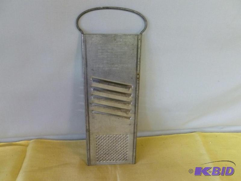 lot 197 image: Vintage Bluffington Slaw Cutter Co. Rapid Sla...