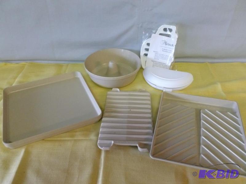 lot 217 image: Large lot of good microwave cooking items tha...