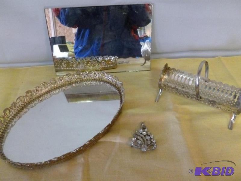 lot 228 image: Large lot of vintage vanity items....