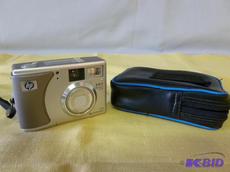 lot 29 image: HP Photosmart 733 camera, 3.2 MP, comes with ...