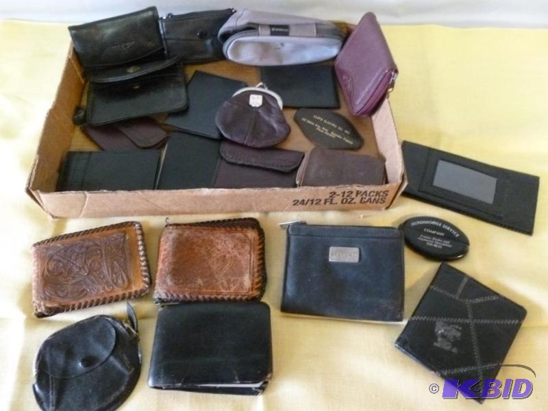 lot 42 image: Large lot of wallets and coin purses, some ol...