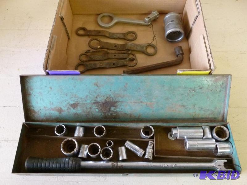lot 43 image: Lot of vintage wrenches and a metal socket se...