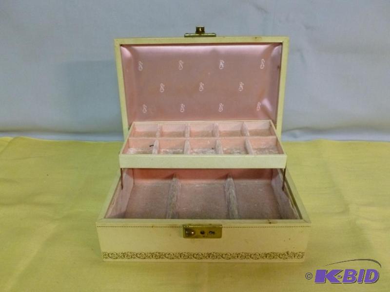 lot 90 image: Vintage Mele&nbspflip lid jewelry box that m...