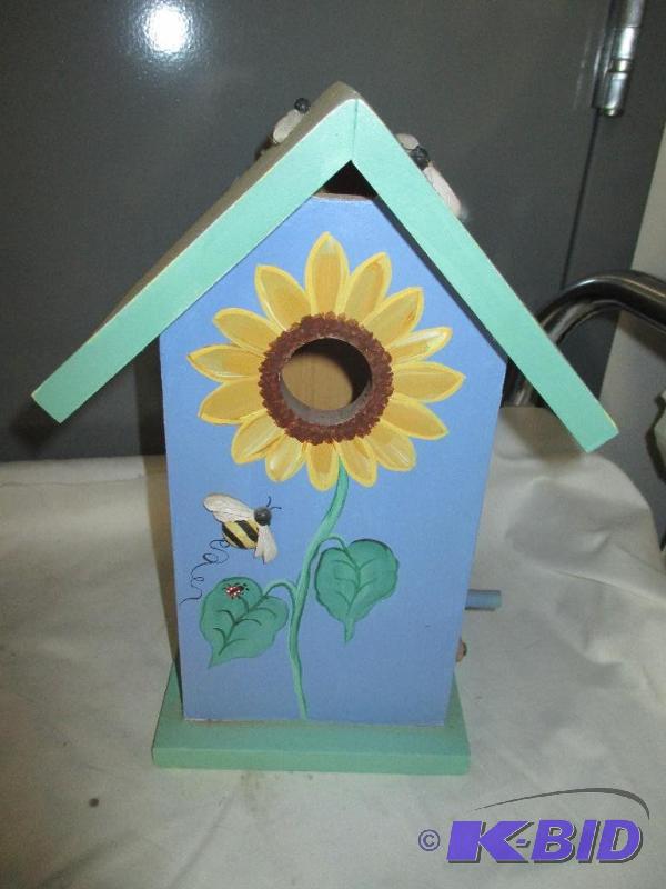 lot 101 image: Bee Bird House