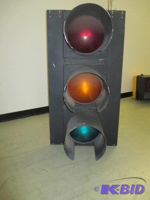 lot 11 image: Stop & Go Light