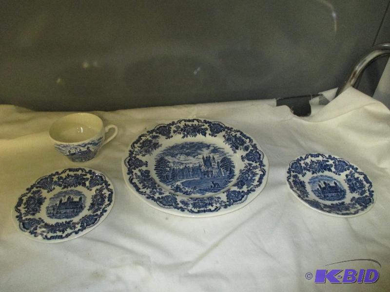 lot 125 image: Royal Homes of Britain England Dishes