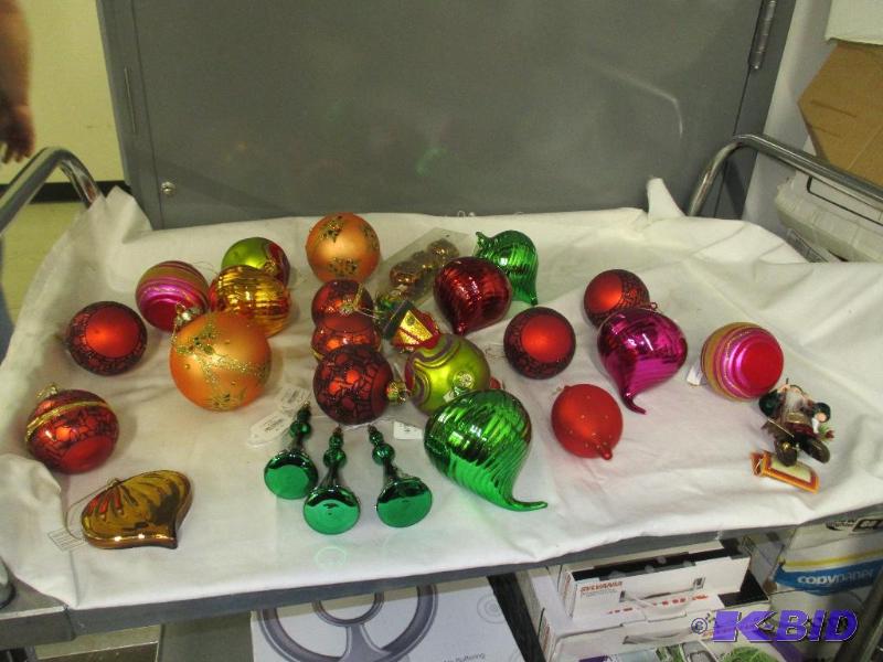 lot 131 image: Band New Christmas Bulb Set