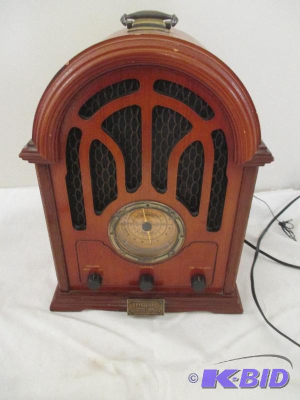 lot 17 image: Thomas AM FM Radio