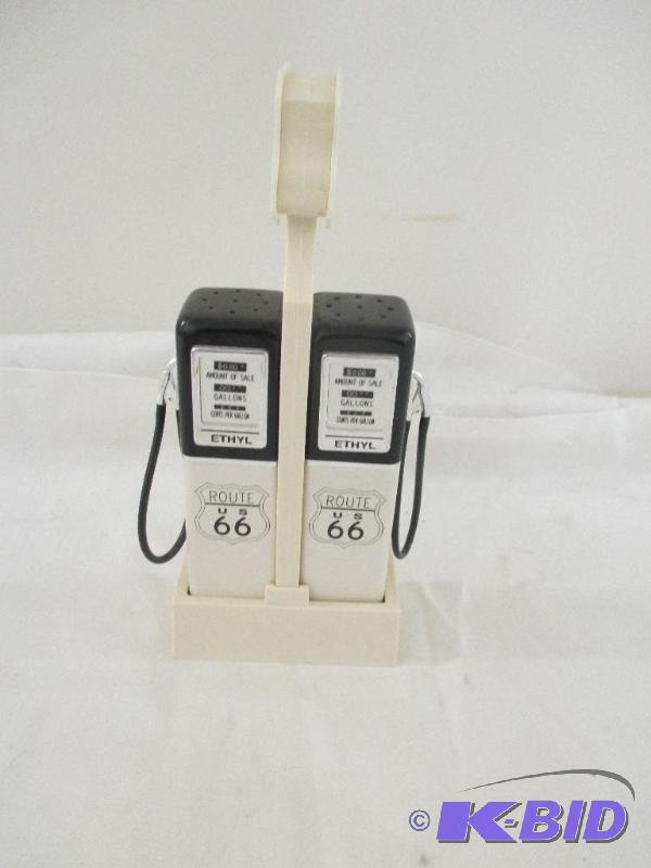 lot 20 image: Route 66 Salt & Pepper Shakers