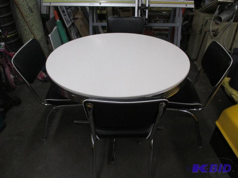 lot 3 image: Round Retro Table with 4 chairs
