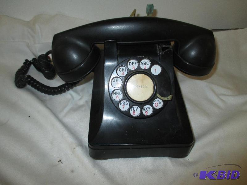 lot 34 image: Table top vintage dial phone