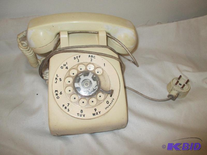 lot 35 image: Table top dial phone