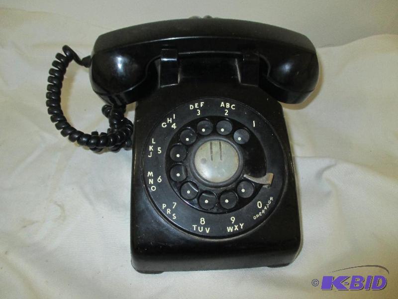 lot 36 image: Table top dial phone