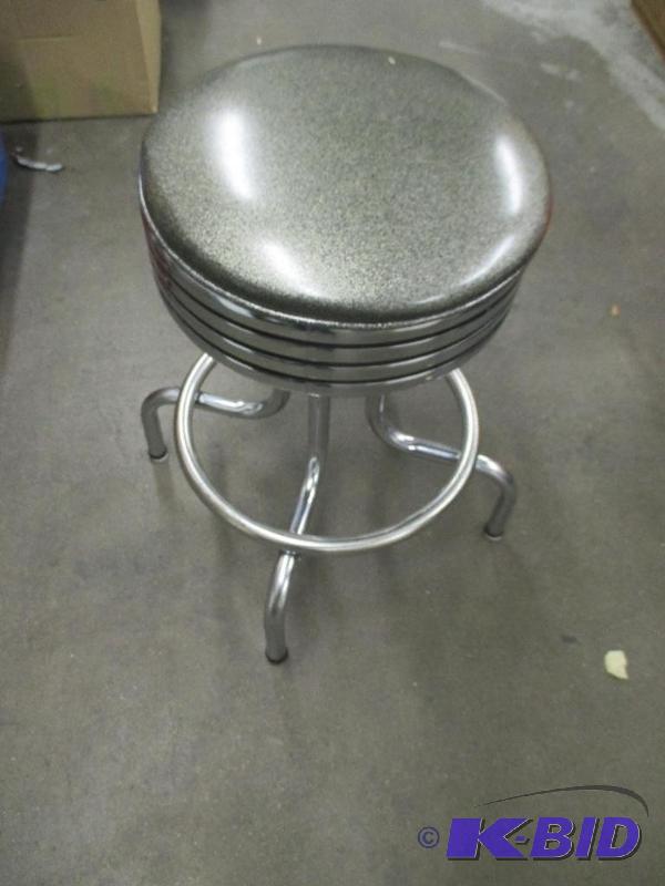 lot 4 image: Round Swivel Stool