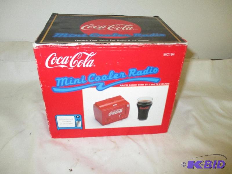 lot 40 image: Coca Cola Mini Cooler radio