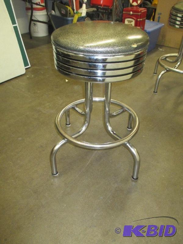 lot 5 image: Round Swivel Stool