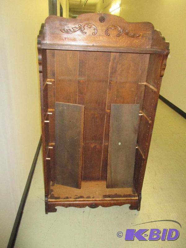 lot 7 image: 3 shelf oakda cabinet