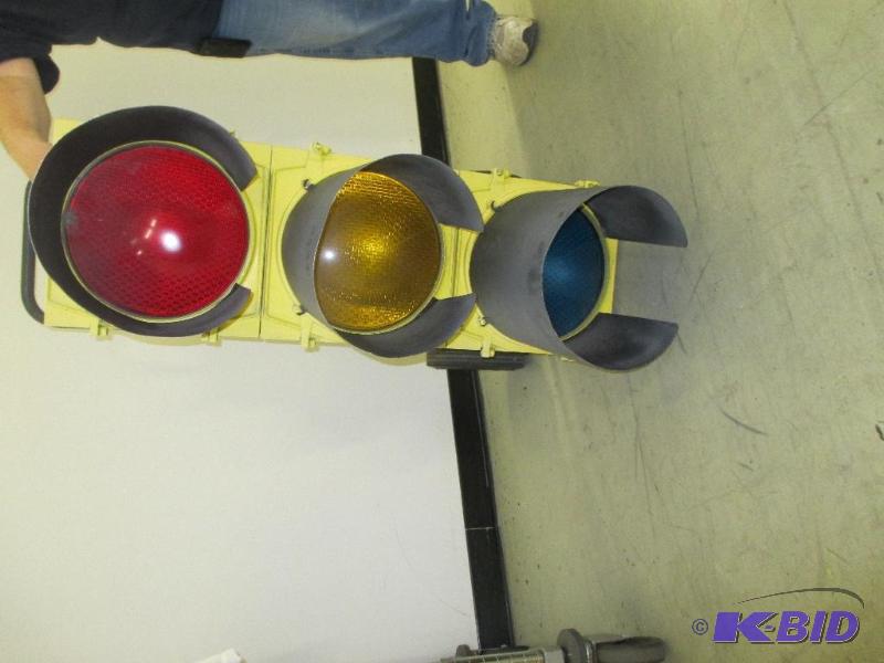 lot 9 image: Stop & Go Light
