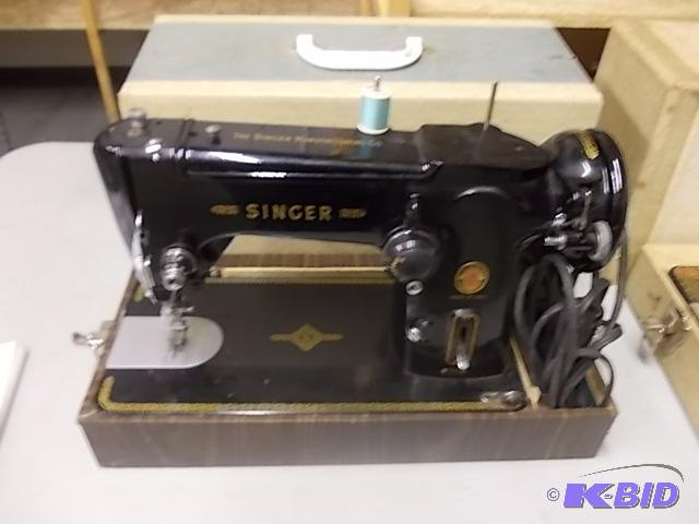 Vintage Singer Sewing Machine With Case 306M...