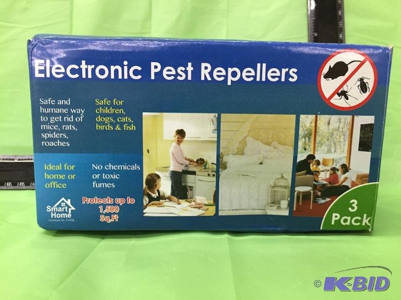 lot 26 image: Lot of 6 Electronic Pest Repellers