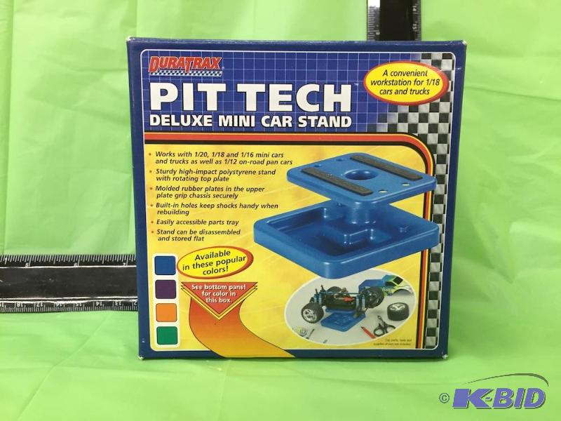 lot 8 image: Duratrax Deluxe Mini Car Stand