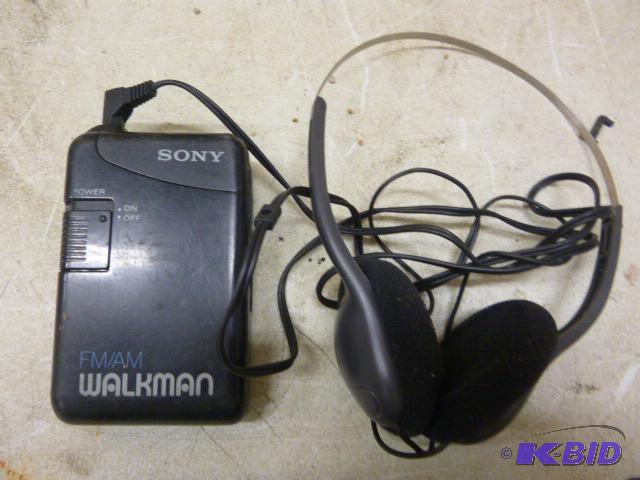 lot 106 image: Sony AMFM Walkman ...