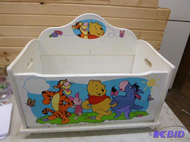 lot 125 image: Winnie the Pooh Toy Box...