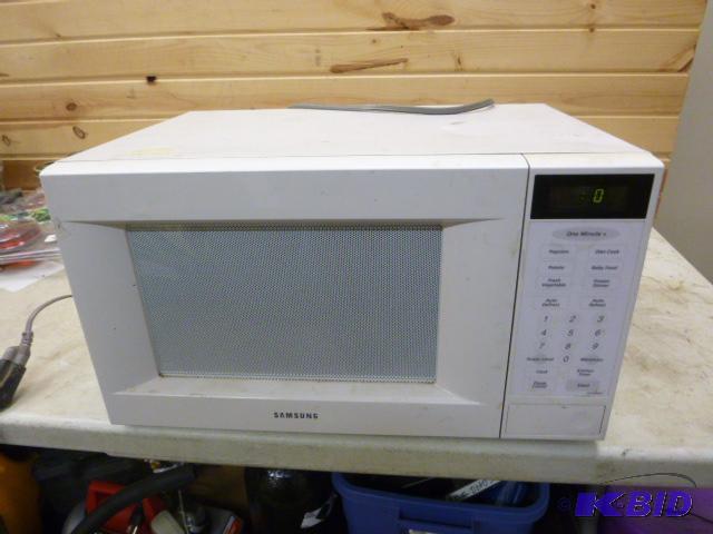 lot 141 image: Samsung Microwave Tested and works....