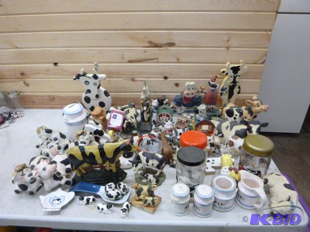 lot 164 image: Lot of Miscellaneous Cow Decor...
