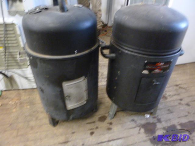 lot 4 image: Two Smokers One is electric, has broken cord,...