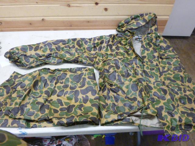 lot 85 image: American Clear Water Rain Suit With case - si...