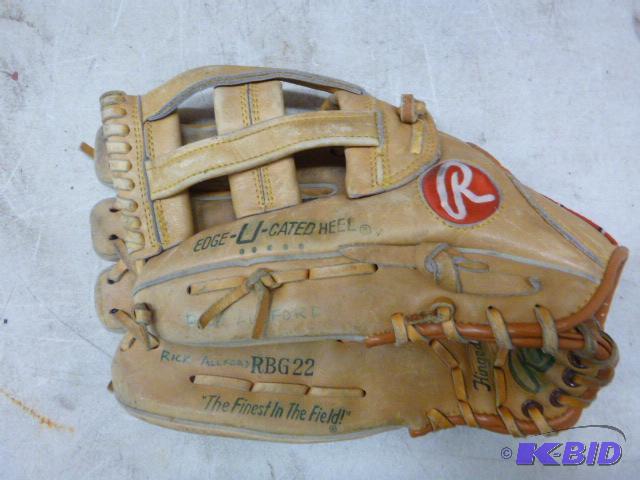 lot 91 image: Rawlings Baseball Glove...
