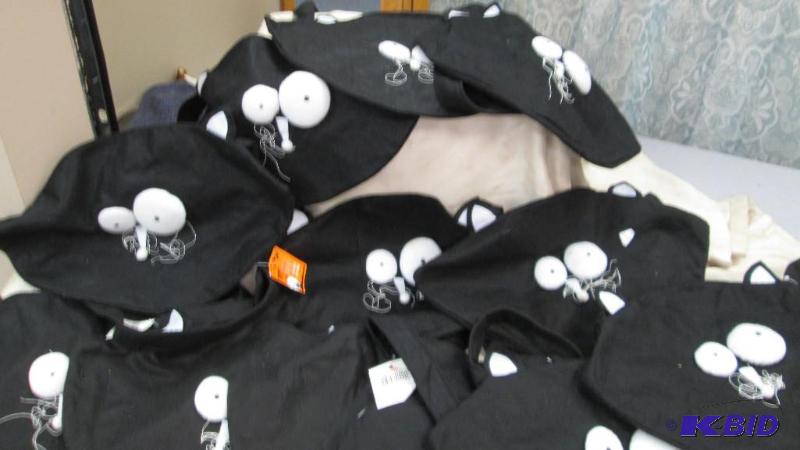 Qty 12 Halloween treat bags has a cat face on...
