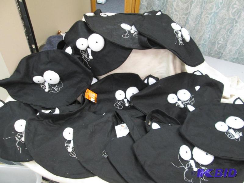 Qty 12 Halloween treat bags has a cat face on...