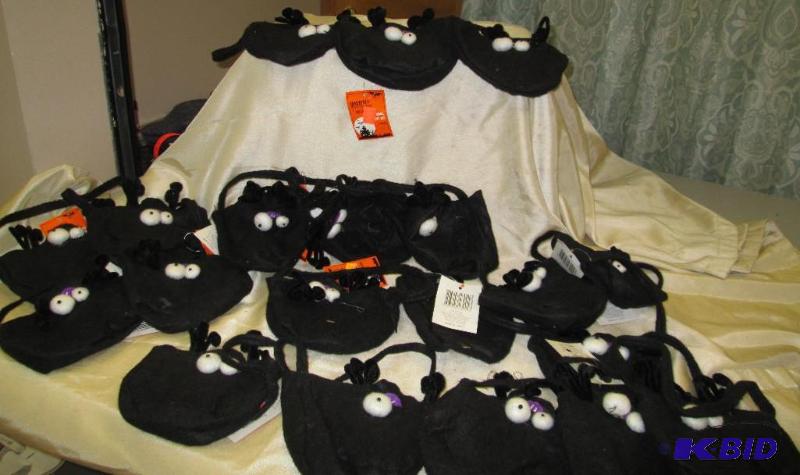 Qty 20 Halloween small treat bags has a monst...