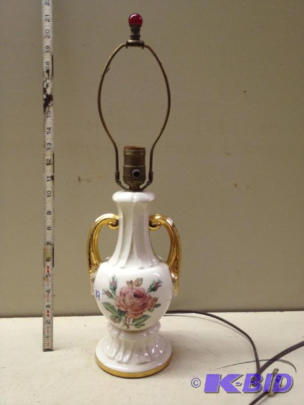 lot 119 image: Vintage Porcelain&nbspLamp  Appears hand pai...