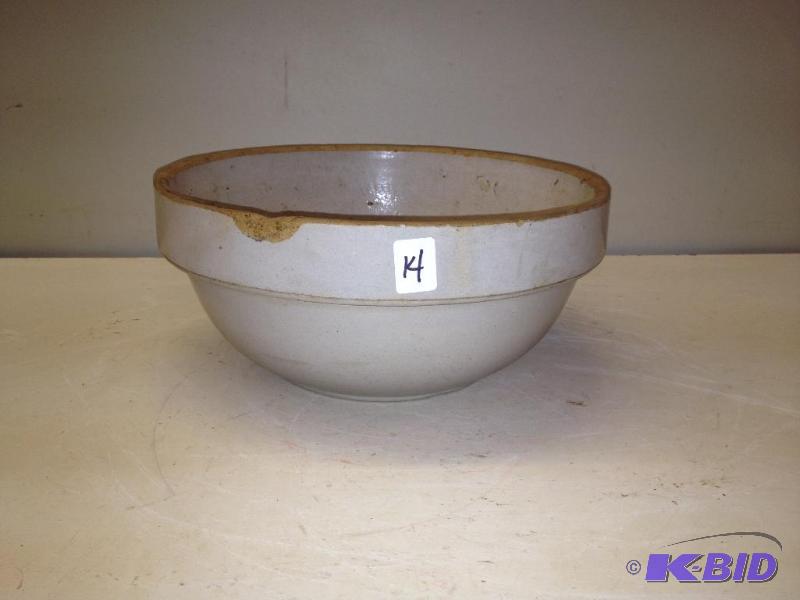 lot 14 image: Red Wing Serving Bowl