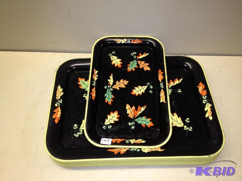 lot 147 image: Vintage Tin Painted TV Trays ...