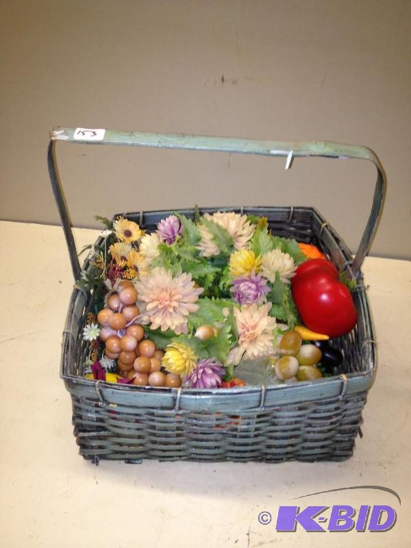 lot 153 image: Picnic&nbspBasket&nbspwith Plastic Food...