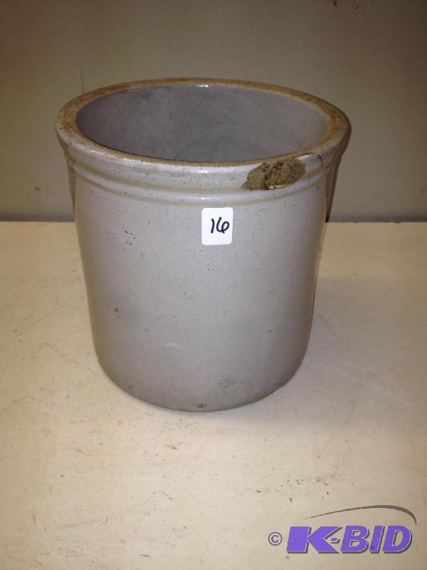 lot 16 image: Unmarked 1 12 Gal Crock