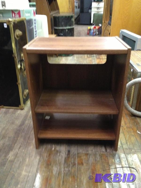 lot 182 image: End Table    ...