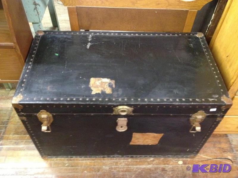 lot 190 image: Vintage Trunk    ...