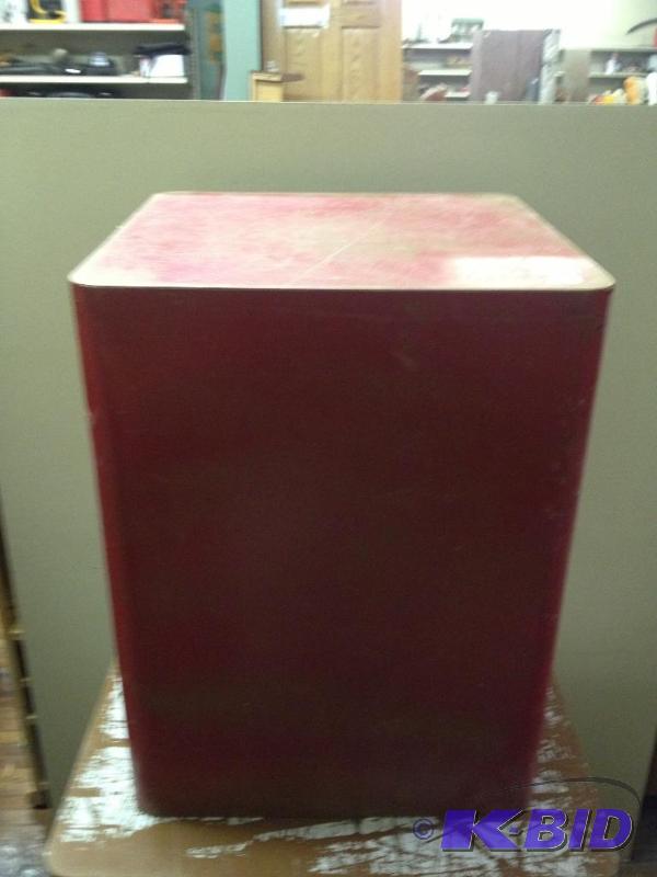 lot 212 image: Vintage End Table  Could use refinishing...