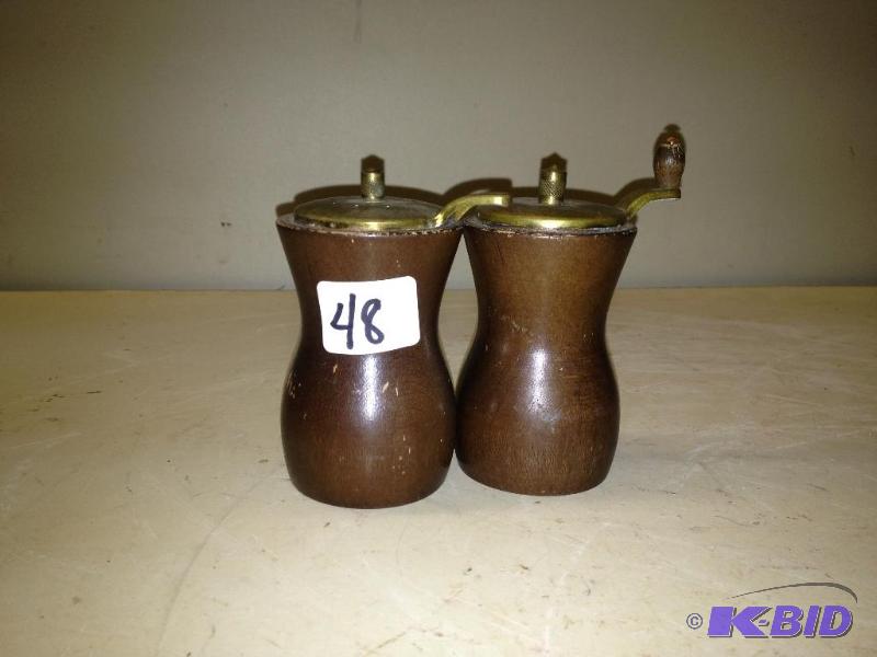 lot 48 image: Vintage Salt and Pepper Grinders ...