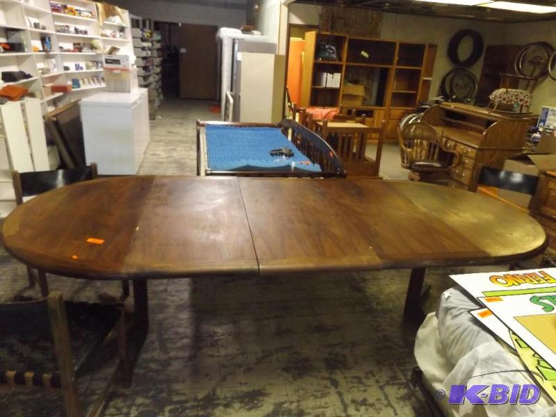 table and 4 chairs comes w 3 leaves and chair...