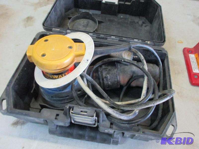 lot 17 image: Dewalt Palm Sander, DW421, 5" 8 hole hoo...