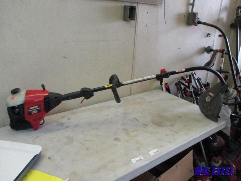 lot 36 image: Craftsman 32 cc weed whip...
