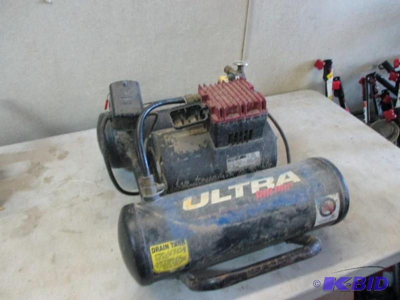 lot 92 image: small twin tank air compressor...
